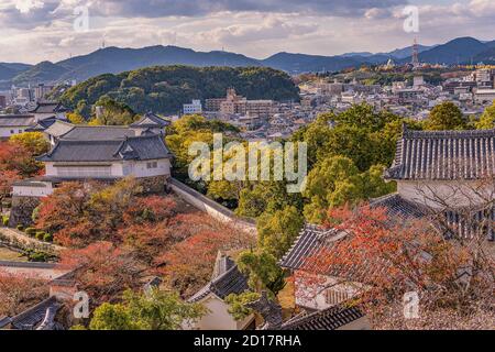 Himeji / Giappone - 11 novembre 2017: Città di Himeji nella prefettura di Hyogo nella regione di Kansai del Giappone, vista dalla cima del castello di Himeji Foto Stock