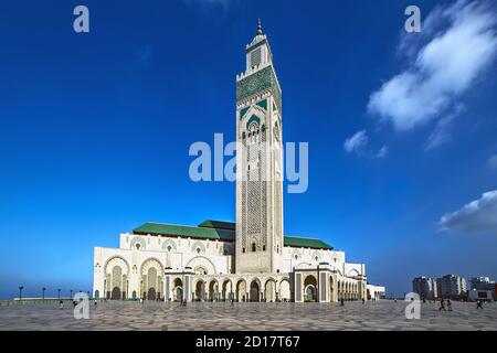 Vista prospettica del fronte quadrato della Moschea di Hassan II contro un cielo blu chiaro, Casablanca, Marocco Foto Stock