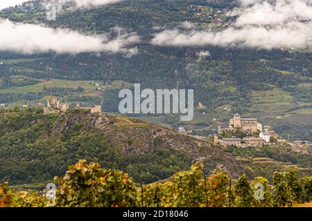 Due castelli nei pressi di Sion, Svizzera Foto Stock