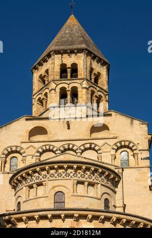 Saint Saturnin. Chiesa romanica di Notre Dame, Dipartimento del Puy de Dome, Auvergne-Rhone-Alpes, Francia Foto Stock