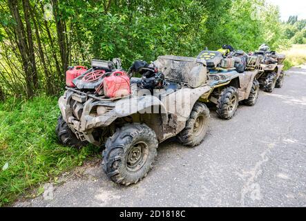 Regione di Novgorod, Russia - 8 agosto 2020: Quad fuoristrada dopo aver guidato su una strada rurale estremamente sporca Foto Stock