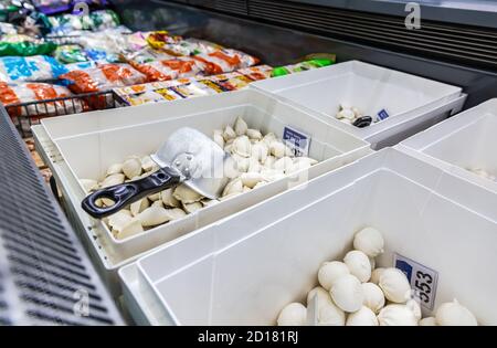 Samara, Russia - 23 novembre 2019: Gnocchi surgelati e altri alimenti nell'assortimento pronti per la vendita in un negozio di alimentari Foto Stock