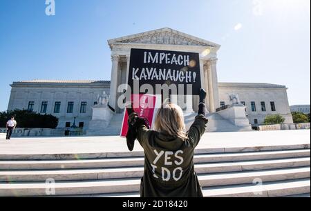 Washington, Stati Uniti. 05 ottobre 2020. Un protestante dimostra al di fuori della Corte Suprema degli Stati Uniti a Washington, DC, il primo giorno del suo nuovo mandato, il 5 ottobre 2020. La High Court dovrebbe sentire un caso che potrebbe determinare il destino del Affordable Care Act e forse le elezioni. Il Senato dovrebbe prendere la conferma del candidato alla Corte di Surpeme di Trump Amy Coney Barrett, succeduto a Ruth Bader Ginsburg, la prossima settimana. Foto di Kevin Dietsch/UPI Credit: UPI/Alamy Live News Foto Stock