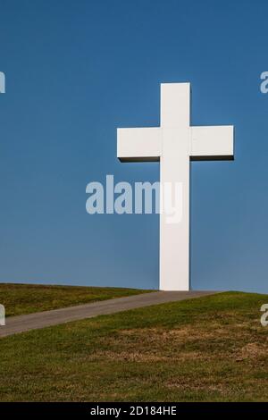 Uniontown, Pennsylvania - la Croce di Cristo in cima alla manopola di Dunbar presso il campo e il centro di Restreat cristiani del metodista Unito Jumonville. il ta da 60 piedi Foto Stock