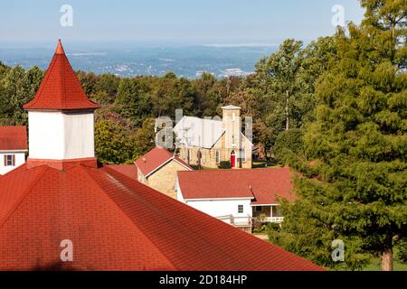 Uniontown, Pennsylvania - Whyel Chapel (a destra) presso il United Methodist Jumonville Christian Camp and Restreat Center. Foto Stock