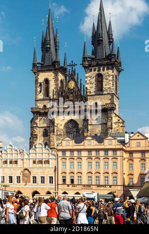 La Chiesa di Santa Maria di Týn e la folla, Piazza della Città Vecchia, la Città Vecchia di Praga, Repubblica Ceca Foto Stock