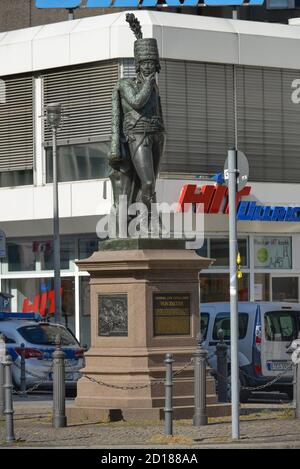 Supermercato hit Ullrich, monumento generale di Zieten, Mohrenstrasse, medio, Berlino, Germania, Supermarkt Hit Ullrich, Denkmal generale von Zieten, Mitte Foto Stock