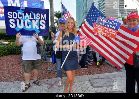 MIAMI, FLORIDA - GIUGNO 26: (COPERTURA ESCLUSIVA) Presidente Trumps recentemente nominato Segretario Stampa della Casa Bianca Kayleigh McEnany si unisce ai manifestanti esterni prima del primo dibattito democratico presidenziale del 2020, compresi i poliziotti di New York che protestano contro il sindaco di New York Bill de Blasio. Un campo di 20 candidati democratici presidenziali è stato suddiviso in due gruppi di 10 per il primo dibattito delle elezioni del 2020, che si svolge in due notti presso la Knight Concert Hall dell'Adrienne Arsht Center for the Performing Arts di Miami-Dade County il 26 giugno 2019 a Miami, Florida persone: Kayleigh McEn Foto Stock