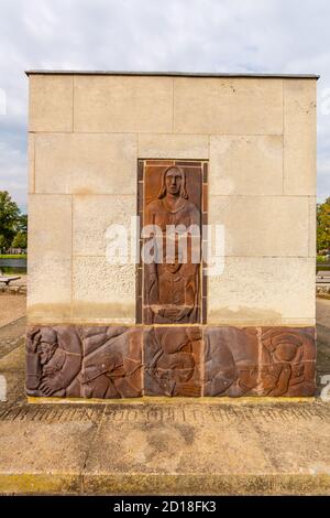 Cimitero d'onore per 200 vittime del campo di concentramento Wöbbelin a Ludwigslust, Meclemburgo-Pomerania occidentale, Germania orientale, Europa Foto Stock