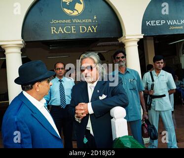 L'uomo d'affari indiano e l'ex deputato del Parlamento, Vijay Mallya, si mescolano con gli amici all'ippodromo di Mahalaxmi. Foto Stock