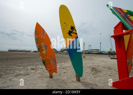 WILDWOOD, NEW JERSEY - 17 settembre 2020: Le tavole da surf dipinte accanto alla sedia da spiaggia accanto al Wildwood Boardwalk Foto Stock