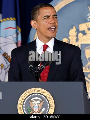 U.S. President Barack Obama speaks at the 2009 U.S. Naval Academy commencement ceremony in Annapolis, Maryland, May 22, 2009.     REUTERS/Larry Downing (UNITED STATES POLITICS MILITARY EDUCATION)