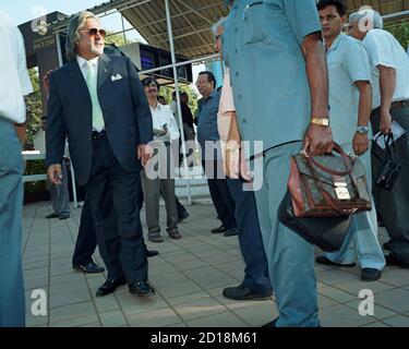 L'uomo d'affari indiano e l'ex deputato del Parlamento, Vijay Mallya, si mescolano con gli amici all'ippodromo di Mahalaxmi. Foto Stock