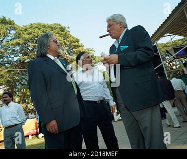 L'uomo d'affari indiano e l'ex deputato del Parlamento, Vijay Mallya, si mescolano con gli amici all'ippodromo di Mahalaxmi. Foto Stock