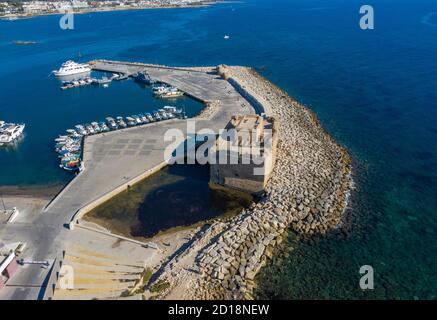 Veduta aerea del Castello di paphos e della zona del porto, Kato Paphos, Cipro. Foto Stock