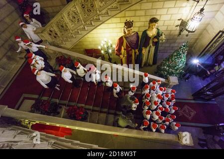 caro de villancicos por el coro infantil del Teatre Principal de Palma, Palau Reial, edificio neogotico del siglo XIX, sede del Consell Insular De ma Foto Stock