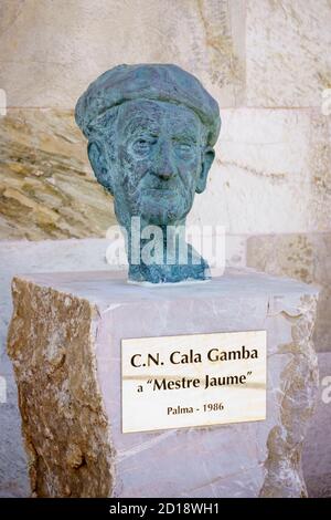 busto de Mestre Jaume, obra del escultor Antonio Riera,club nautico de Cala gamba, Palma,Mallorca, islas baleares, Spagna Foto Stock