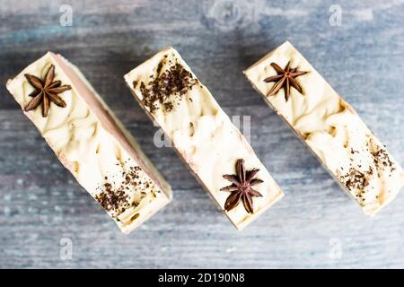 Sapone fatto in casa, fatto di oli vegetali, decorato con anice stellato Foto Stock