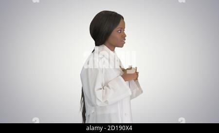 Giovane donna afroamericana che parla di assistenza medica Foto Stock