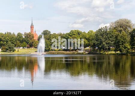 Vista del parco della città e la chiesa dal lago Druskonis. lituania. Foto Stock