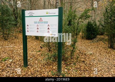 Cartello informativo, valle de Pineta, parque nacional de Ordesa y Monte Perdido, Provincia de Huesca, Comunidad Autónoma de Aragón, cordillera de los P. Foto Stock