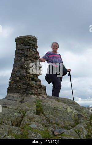 Il successo brigns un sorriso alla faccia quando la cima è finalmente raggiunta. Foto Stock