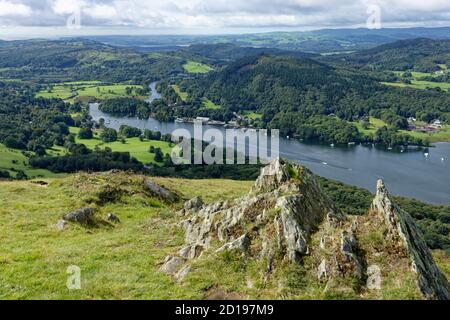 La vista sud-ovest dalla piccola cima del Gummer's How è superba. Gummers come si trova all'estremità meridionale del lago Windermere nei laghi inglesi Foto Stock