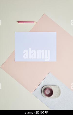 Composizione grafica minima di carta bianca vuota su sfondo color pastello, spazio di copia Foto Stock