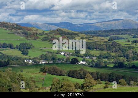 Una bella scena pastorale nel Distretto dei Laghi Inglese guardando Est su basso cadde da Addyfield verso Sedburgh e. Il lontano Howgill Fells Foto Stock