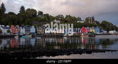 Il colorato lungomare di Tobermory, la più grande città sulla splendida isola di Mull, nelle Ebridi interne al largo della costa occidentale della Scozia Foto Stock