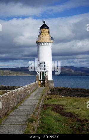 Costruito nel 1857 dalla famiglia Stevenson Tobermory Lighthouse is Si trova subito a nord della citta' sull'Isola di Mull nelle Ebridi interne Foto Stock