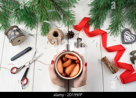 Fai una pausa con una tazza di VIN brulé mentre ti prepari per le vacanze di Natale. Foto Stock