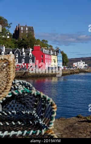 Le graziose case colorate lungo il porto di Tobermory ON L'Isola di Mull nella Scozia settentrionale Foto Stock