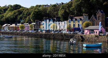 Le graziose case colorate lungo il porto di Tobermory ON L'Isola di Mull nella Scozia settentrionale Foto Stock