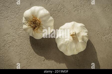 Ancora vita con due teste di aglio bianco coltivato organicamente. Foto Stock