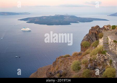 Santorini - l'outlook su Imerovigili a caldera con le crociere e Nea Kameni isola nella luce del mattino. Foto Stock