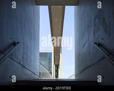 Punto di vista ad angolo basso del telaio della porta di La scala e il ponte pedonale vuoto presso il governo di Berlino distretto Foto Stock