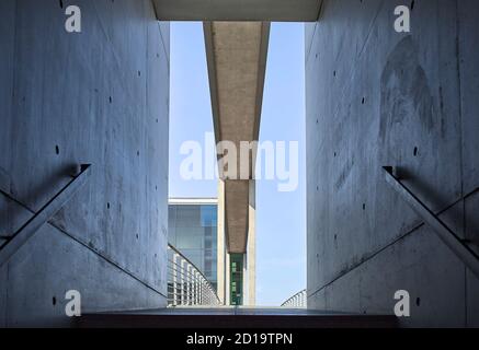 Punto di vista ad angolo basso del telaio della porta di La scala e il ponte pedonale vuoto presso il governo di Berlino distretto Foto Stock