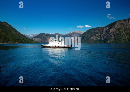 EIDSDAL, NORVEGIA - 17 AGOSTO 2020: Traversata in traghetto tra Linge e Eidsdal sulla strada panoramica 63 attraverso Tafjorden, Norvegia Foto Stock