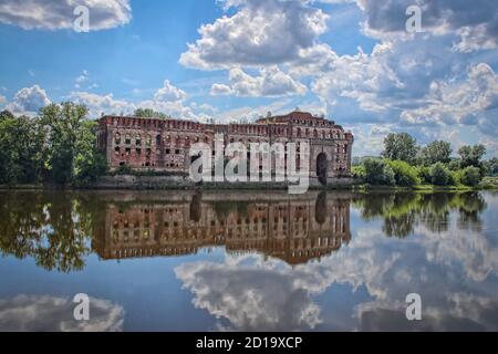 Rovine del granaio del XIX secolo sul fiume Narew bruciato durante i bombardamenti all'inizio della seconda guerra mondiale Foto Stock