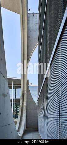 Parte della façade della casa Marie Elisabeth Lüders Con la Paul Lobe Haus (Deutscher Bundestag) Sullo sfondo del quartiere governativo di Berlino Foto Stock