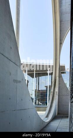 Parte della façade della casa Marie Elisabeth Lüders Con la Paul Lobe Haus (Deutscher Bundestag) Sullo sfondo del quartiere governativo di Berlino Foto Stock