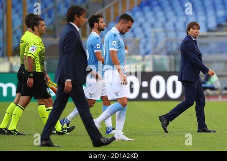 Internazionale Head Coach Antonio Conte (R) orologi Lazio Head Coach Simone Inzaghi mentre lascia il campo dopo la partita Durante il campione italiano Foto Stock