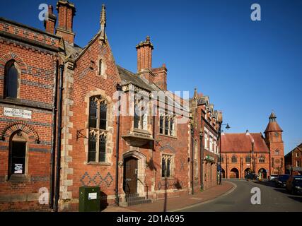 Sandbach città mercato Cheshire, Inghilterra, ex Trustee Savings Bank in stile Gotico Revival grado II elencato probabilmente progettato da Sir George Scott Foto Stock