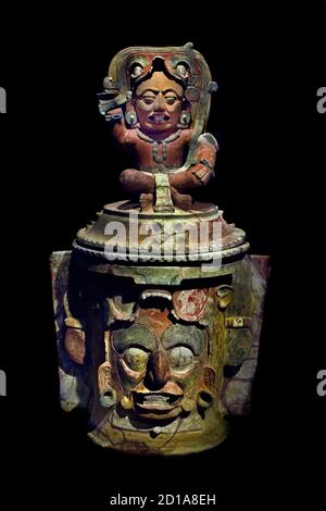 Urna funeraria con raffigurazione del dio solare Kinich Ahau e l'immagine del defunto sulla copertina. Ceramica dipinta. Cultura Maya. Periodo tardo Classico (600-900 d.C.). Mesoamerica, Centrale, America, americana, Foto Stock