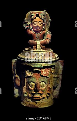 Urna funeraria con raffigurazione del dio solare Kinich Ahau e l'immagine del defunto sulla copertina. Ceramica dipinta. Cultura Maya. Periodo tardo Classico (600-900 d.C.). Mesoamerica, Centrale, America, americana, Foto Stock