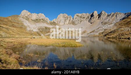 Ibón de Acherito, con la Peña del Ibon, 2130 mts e il picco di La ralla, 2146 mts nel secondo termine, Valle di Heche, valli occidentali, Pyrenea Foto Stock