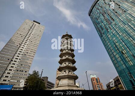 Pagoda cinese punto di riferimento Birmingham, granito scolpito a Fujian, Cina e donato alla città dai fratelli Wing Yip, Holloway Circus Roundabout Inner Foto Stock