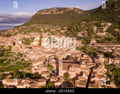 Vista aerea di Valldemossa, Sant Bartomeu chiesa, Cartuja e palazzo del re Sancho, Valldemossa, Sierra de Tramuntana, Maiorca, isole Baleari, sp Foto Stock