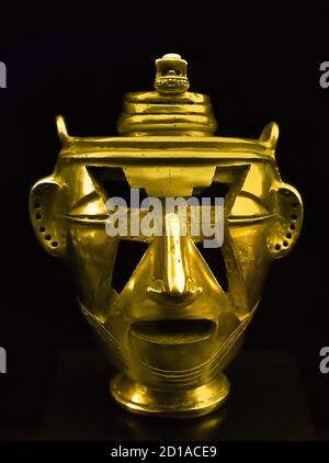 La civiltà Quimbaya (cacique) era una cultura precolombiana della Colombia, 540 - 640 d.C. America, americana, ( notata per il loro lavoro d'oro caratterizzato da precisione tecnica e disegni dettagliati.) Statuetta d'oro Foto Stock